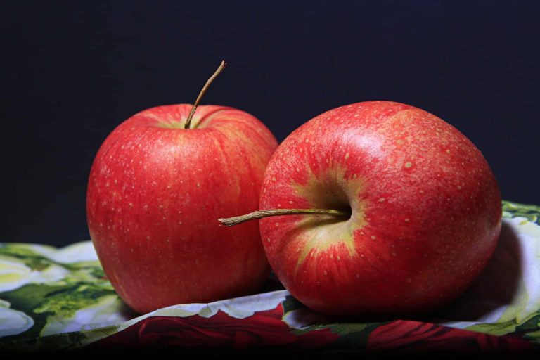 אפיית עוגת תפוחים ודבש