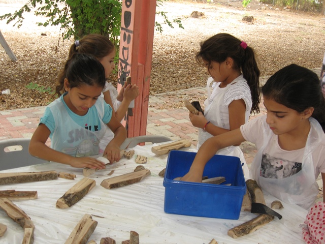 ילדות יוצרות בית מזוזה מעץ זית