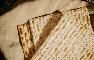 מה שמים בצלחת פסח ברכות